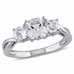 Помолвочное кольцо из белого золота с белыми сапфирами и бриллиантами