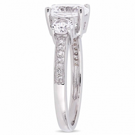 Помолвочное кольцо из белого золота с крупным центральным белым сапфиром и бриллиантами
