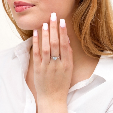 Женское кольцо из белого золота 585 пробы со шпинелью и бриллиантами