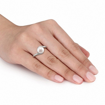 Женское кольцо из белого золота 585 пробы с белым жемчугом
