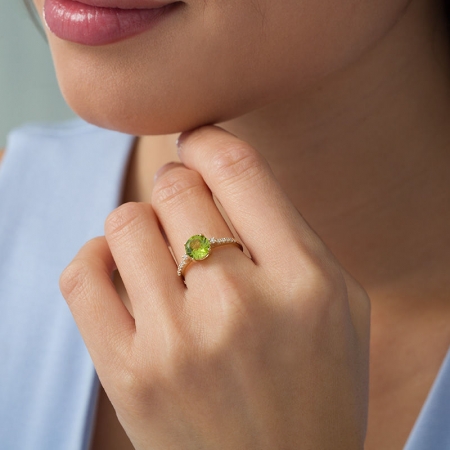 Женское кольцо из желтого золота 585 пробы с перидотом и бриллиантами