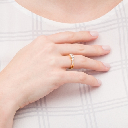 Помолвочное кольцо из желтого золота 585 пробы с белым сапфиром