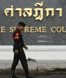 รปภ. เดินผ่านป้าย ศาลฏีกา