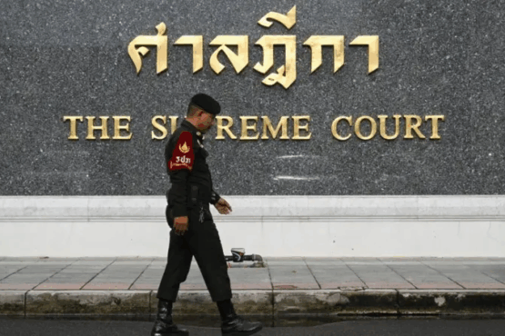 รปภ. เดินผ่านป้าย ศาลฏีกา