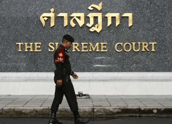 รปภ. เดินผ่านป้าย ศาลฏีกา