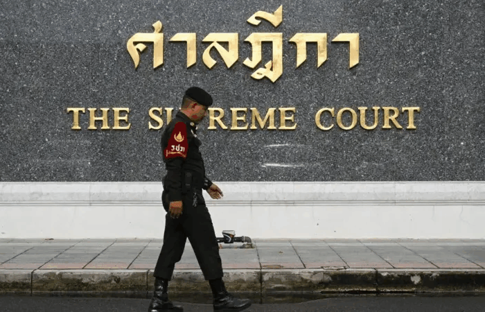 รปภ. เดินผ่านป้าย ศาลฏีกา